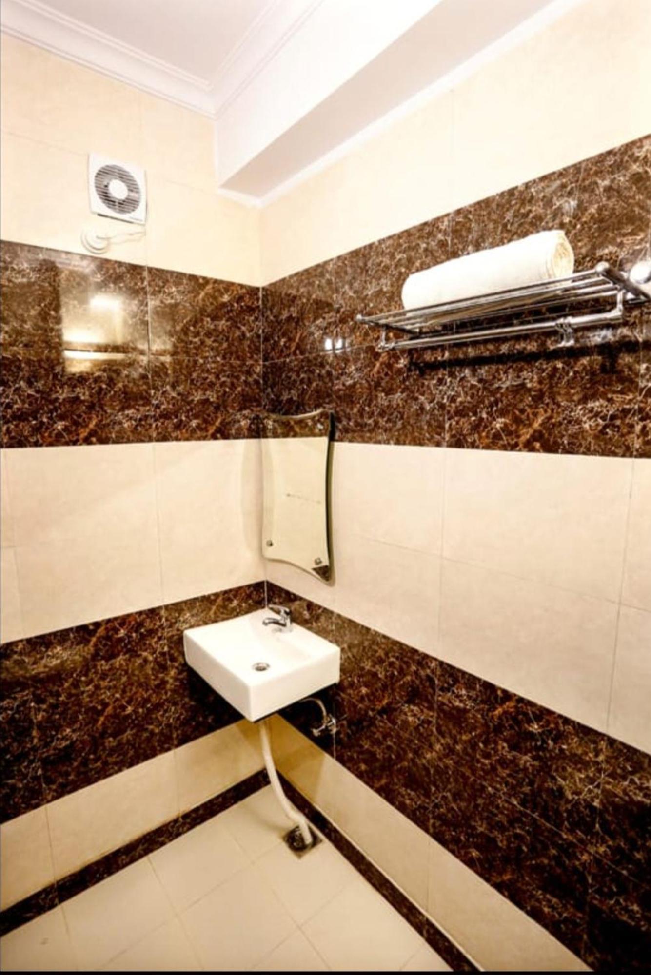 Airport Hotel Edge Home Stay New Delhi Bagian luar foto