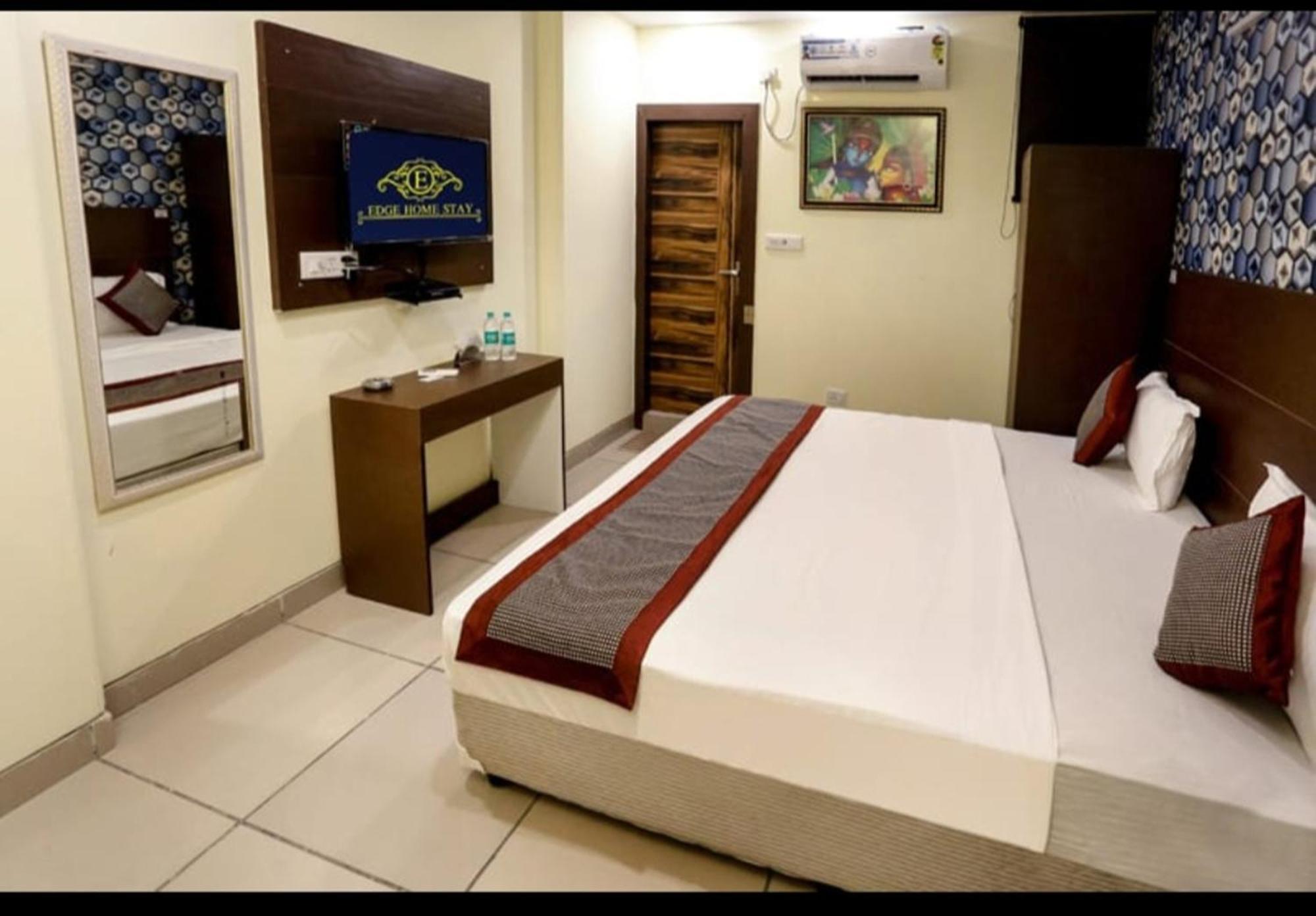 Airport Hotel Edge Home Stay New Delhi Bagian luar foto