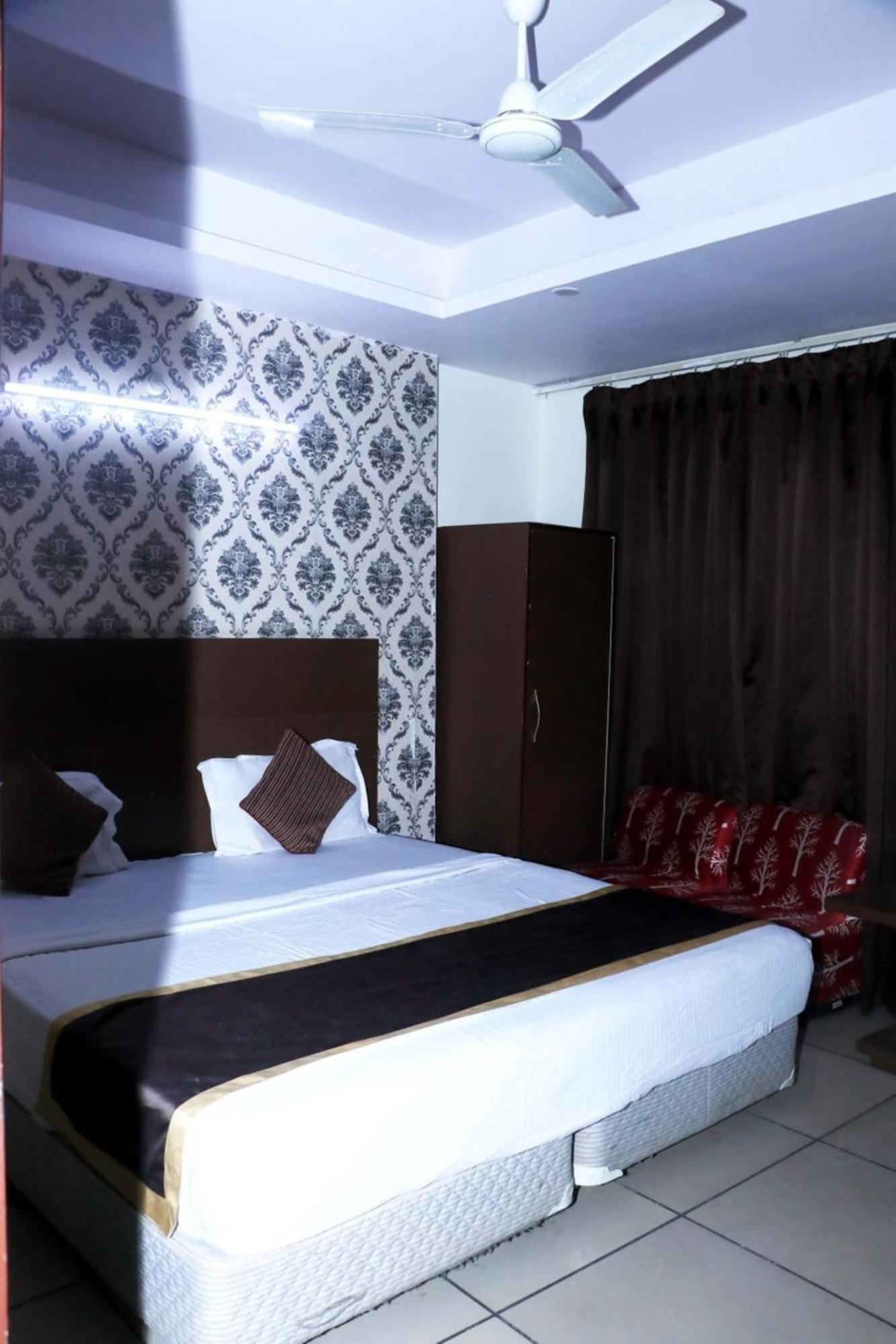 Airport Hotel Edge Home Stay New Delhi Bagian luar foto