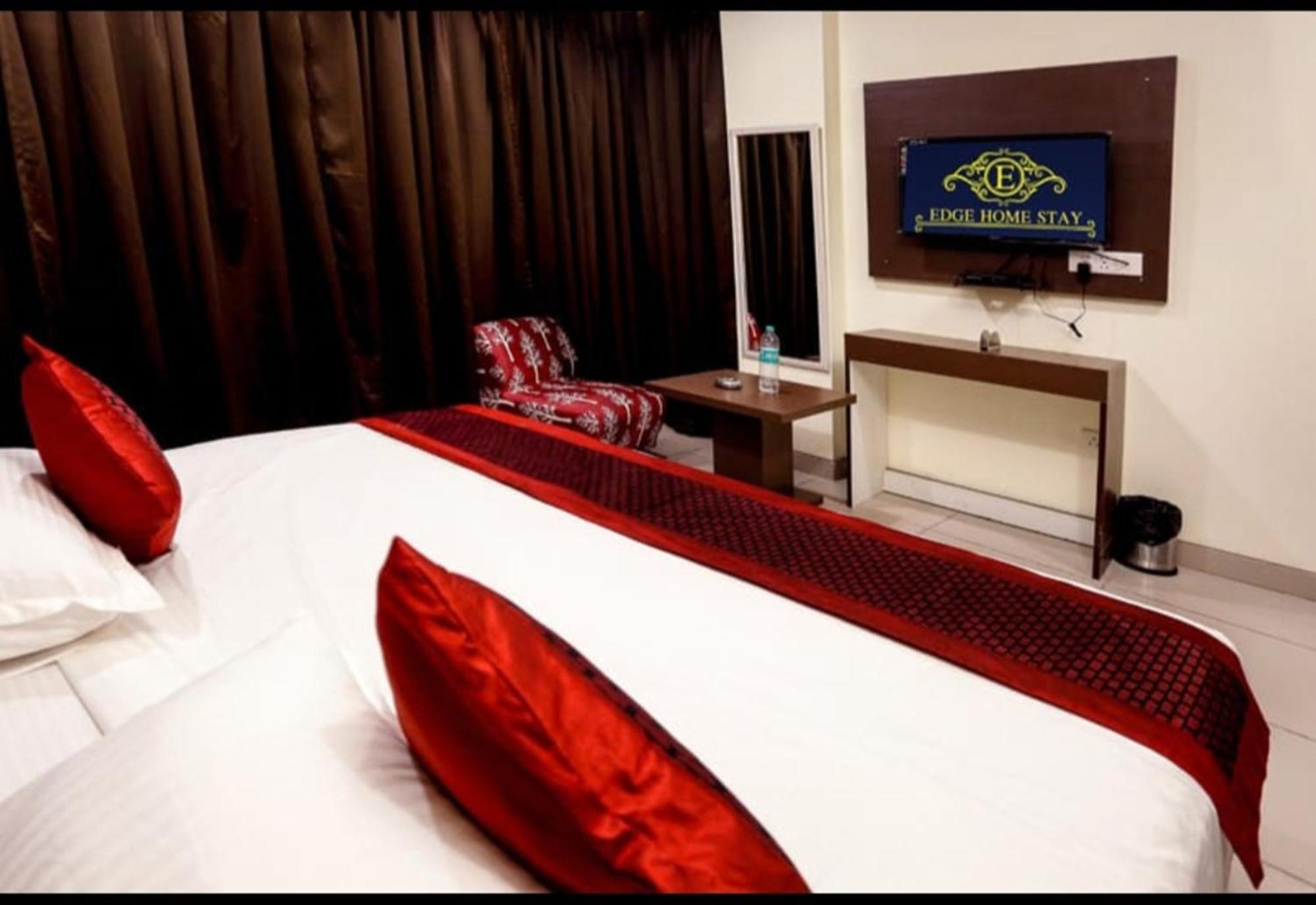Airport Hotel Edge Home Stay New Delhi Bagian luar foto