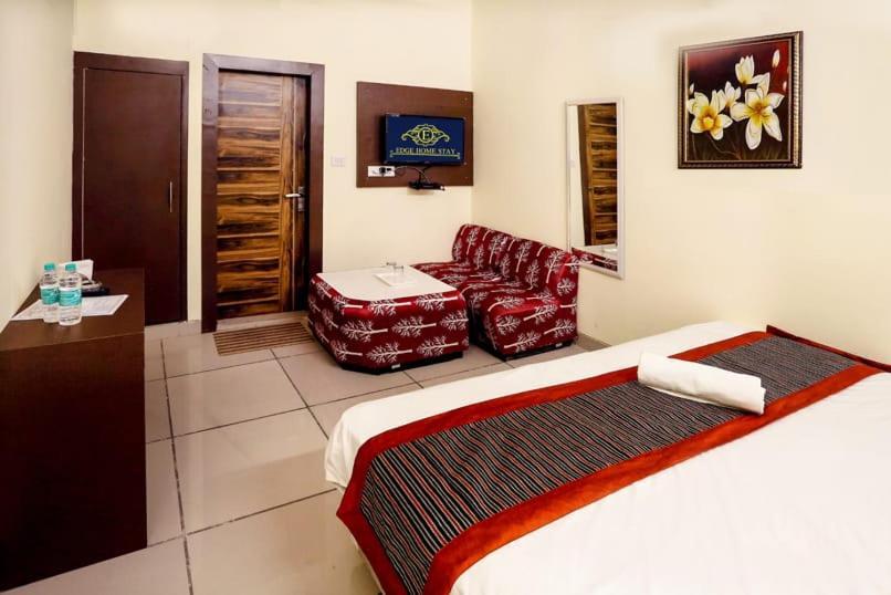 Airport Hotel Edge Home Stay New Delhi Bagian luar foto