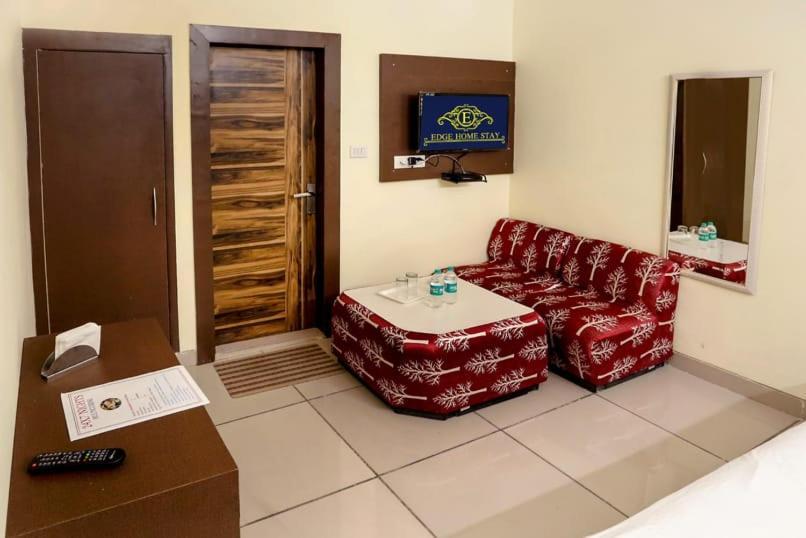 Airport Hotel Edge Home Stay New Delhi Bagian luar foto