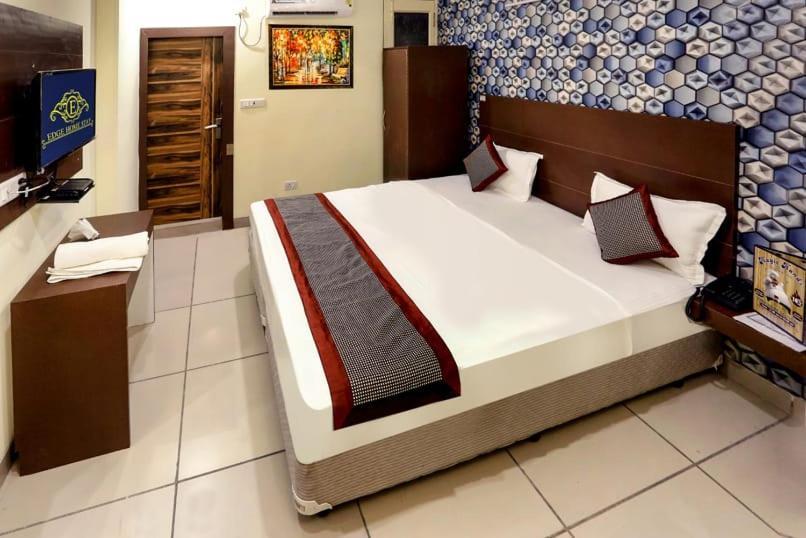 Airport Hotel Edge Home Stay New Delhi Bagian luar foto