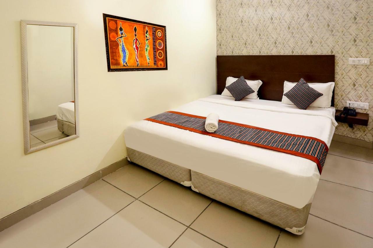 Airport Hotel Edge Home Stay New Delhi Bagian luar foto