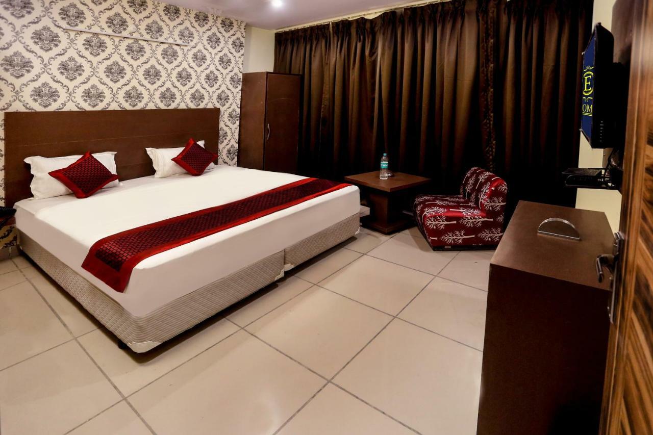 Airport Hotel Edge Home Stay New Delhi Bagian luar foto