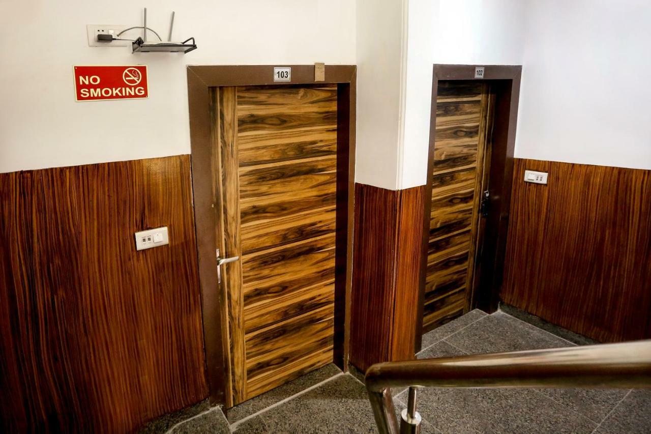 Airport Hotel Edge Home Stay New Delhi Bagian luar foto