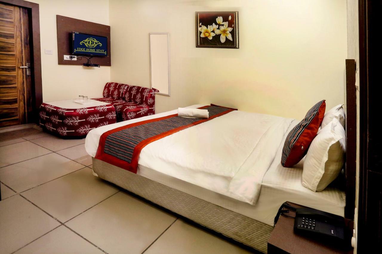 Airport Hotel Edge Home Stay New Delhi Bagian luar foto