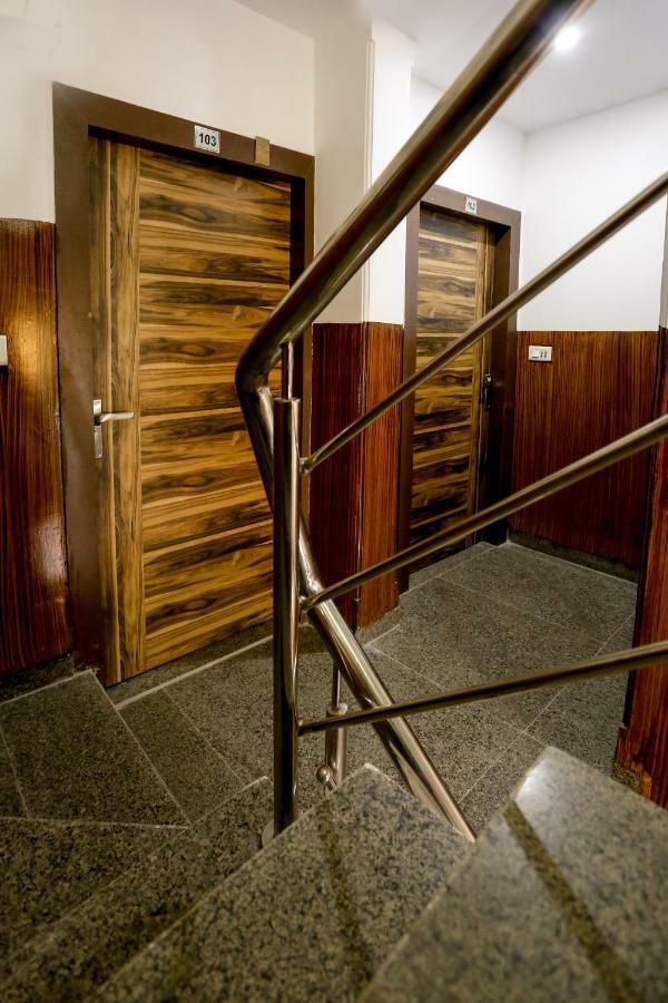 Airport Hotel Edge Home Stay New Delhi Bagian luar foto