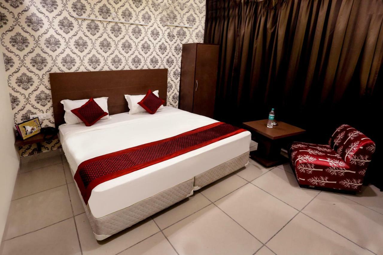 Airport Hotel Edge Home Stay New Delhi Bagian luar foto