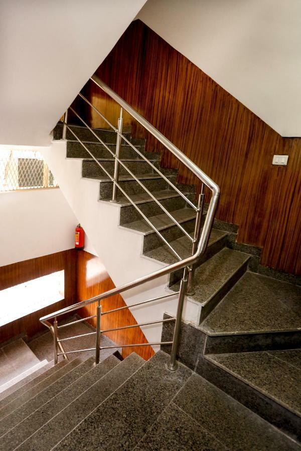 Airport Hotel Edge Home Stay New Delhi Bagian luar foto