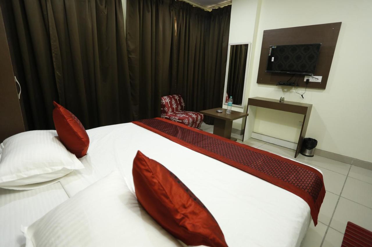 Airport Hotel Edge Home Stay New Delhi Bagian luar foto