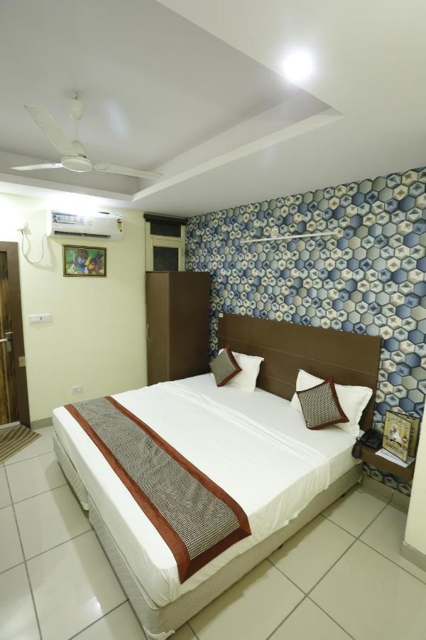 Airport Hotel Edge Home Stay New Delhi Bagian luar foto