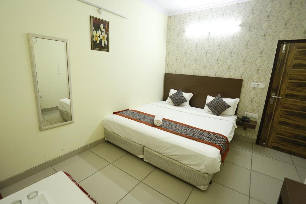 Airport Hotel Edge Home Stay New Delhi Bagian luar foto