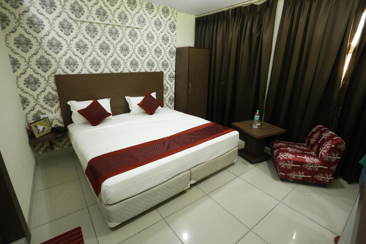 Airport Hotel Edge Home Stay New Delhi Bagian luar foto