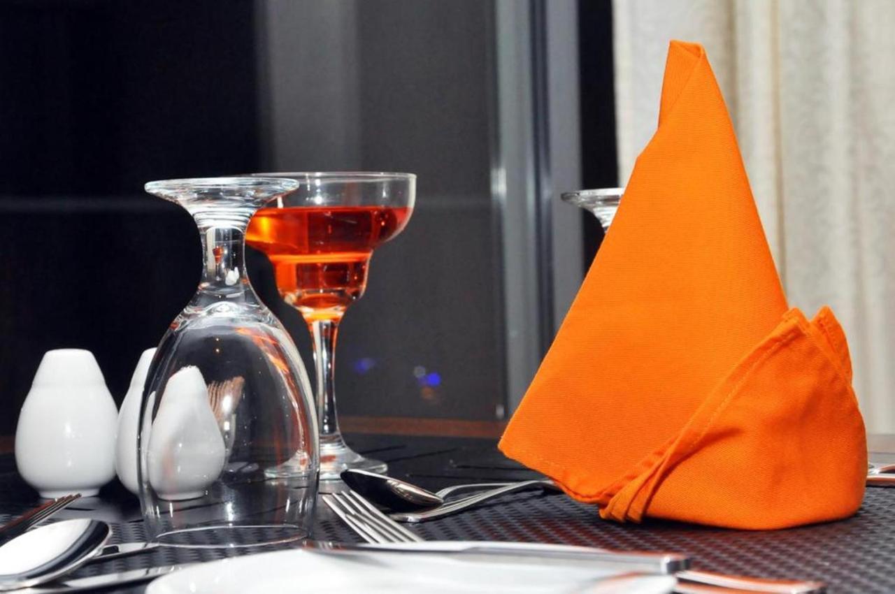 Airport Hotel Edge Home Stay New Delhi Bagian luar foto