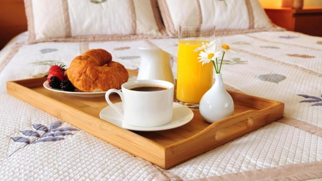 Airport Hotel Edge Home Stay New Delhi Bagian luar foto